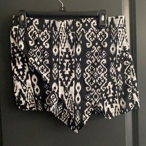 Black & white tribal print skort size extra large